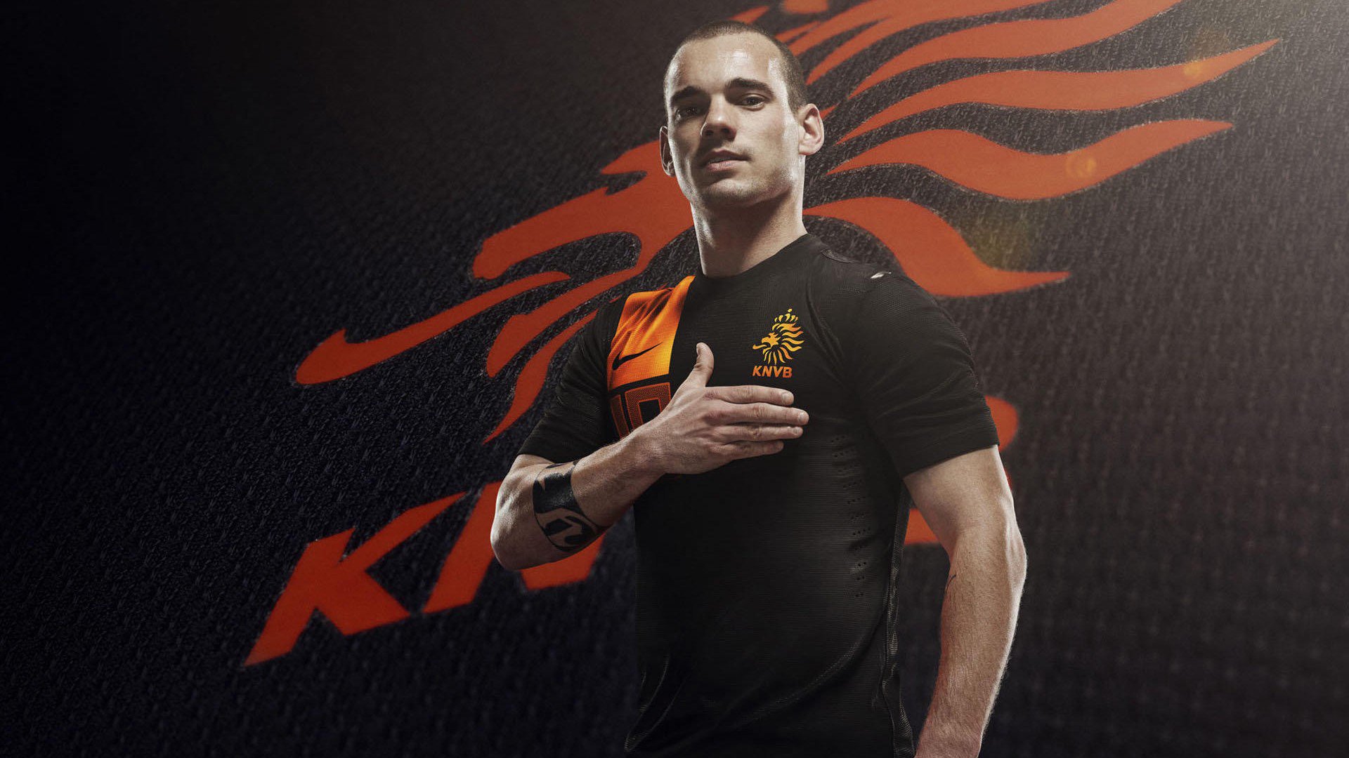 爱游戏体育在线app-球迷狂欢：疯狂应援背后的动人故事，疯狂球迷冲进球场